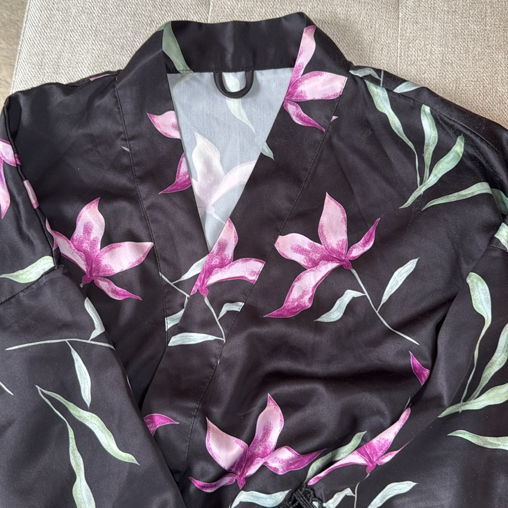 Lace trimmed Satin Robe with Floral design. Size Large. New w/o tags